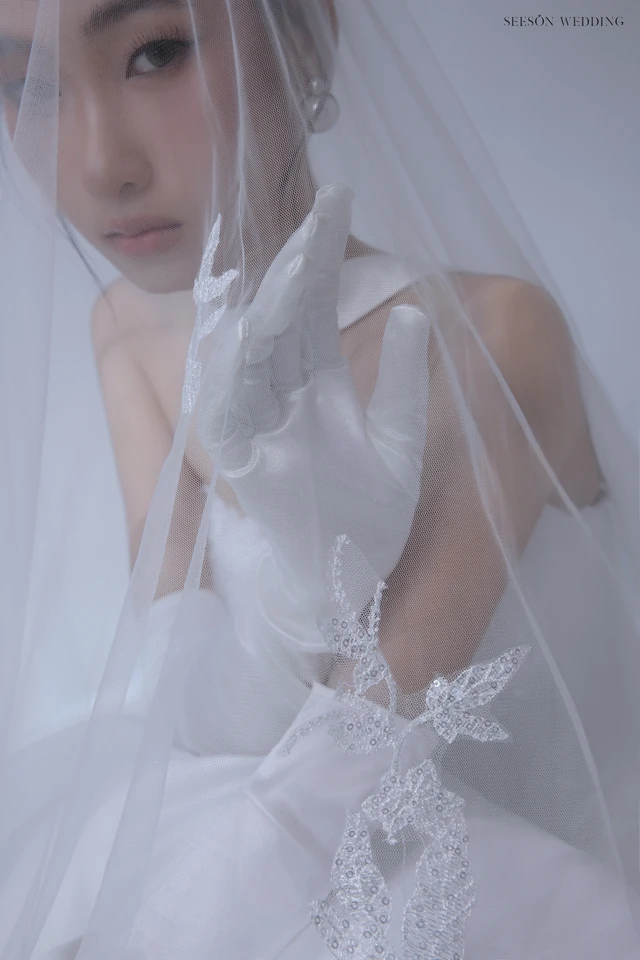 Váy cưới Perle LM-06 — Satin xếp drap chéo · găng ren — SeesonWedding TP.HCM (ảnh 6/6)