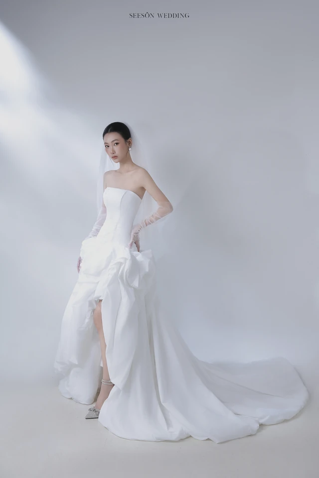 Váy cưới Écume LM-07 — Organza xẻ tà · hoa nổi xếp lớp — SeesonWedding TP.HCM (ảnh 1/6)