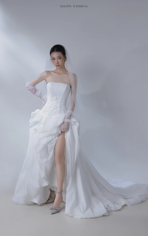 Váy cưới Écume LM-07 — Organza xẻ tà · hoa nổi xếp lớp — SeesonWedding TP.HCM (ảnh 2/6)