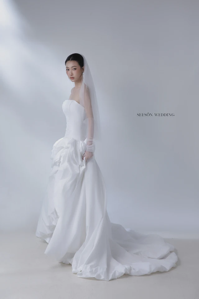 Váy cưới Écume LM-07 — Organza xẻ tà · hoa nổi xếp lớp — SeesonWedding TP.HCM (ảnh 3/6)