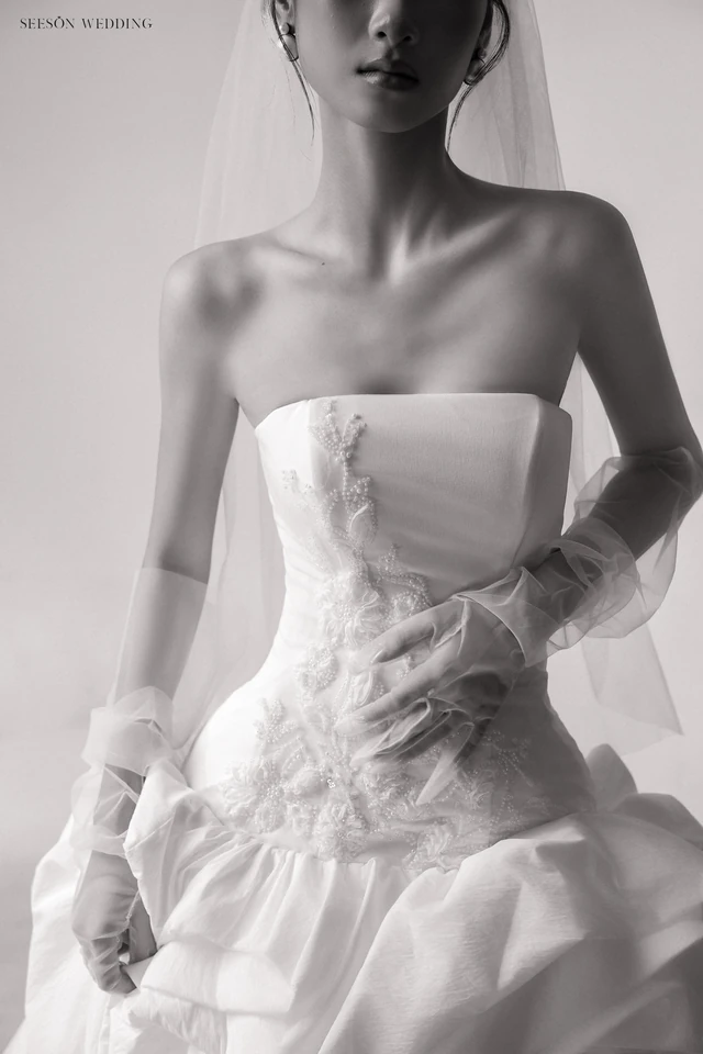 Váy cưới Écume LM-07 — Organza xẻ tà · hoa nổi xếp lớp — SeesonWedding TP.HCM (ảnh 4/6)