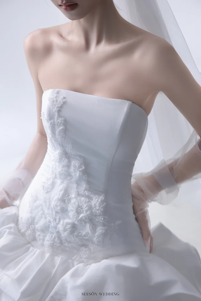 Váy cưới Écume LM-07 — Organza xẻ tà · hoa nổi xếp lớp — SeesonWedding TP.HCM (ảnh 6/6)