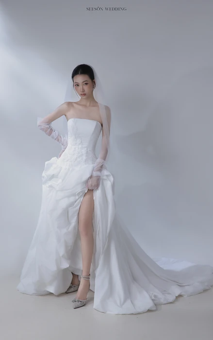 Váy cưới Écume (LM-07) — Organza xẻ tà · hoa nổi xếp lớp — SeesonWedding TP.HCM
