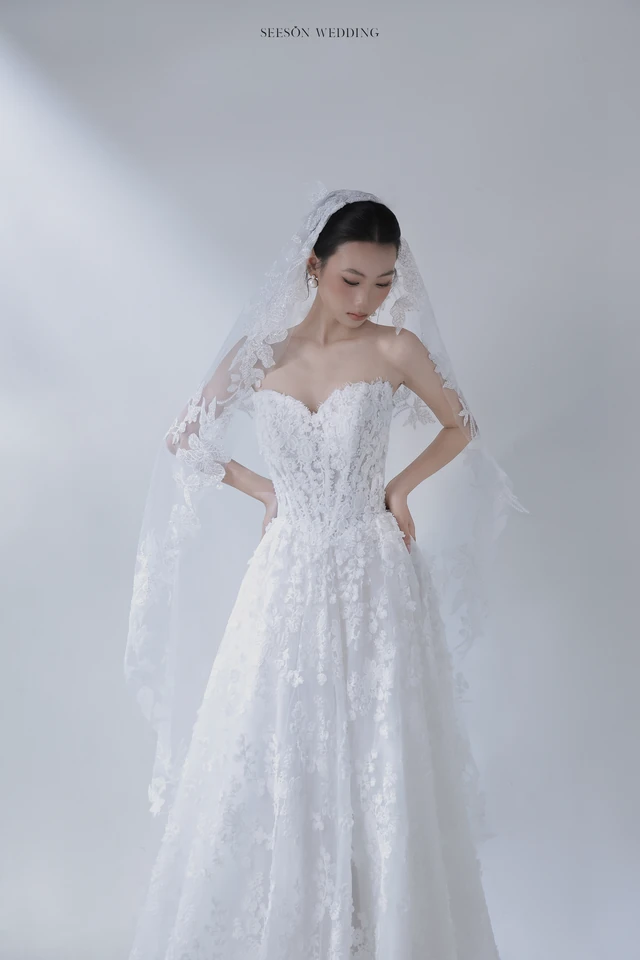 Váy cưới Fleurine LM-08 — Ren hoa 3D · tay ren dài · dáng A — SeesonWedding TP.HCM (ảnh 4/10)