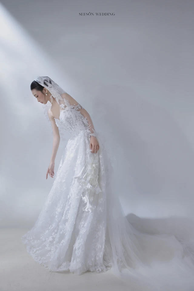 Váy cưới Fleurine LM-08 — Ren hoa 3D · tay ren dài · dáng A — SeesonWedding TP.HCM (ảnh 6/10)