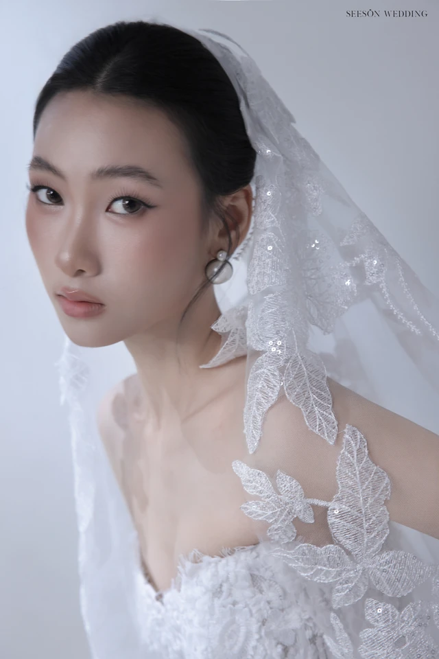 Váy cưới Fleurine LM-08 — Ren hoa 3D · tay ren dài · dáng A — SeesonWedding TP.HCM (ảnh 8/10)