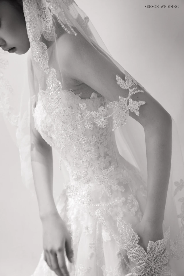 Váy cưới Fleurine LM-08 — Ren hoa 3D · tay ren dài · dáng A — SeesonWedding TP.HCM (ảnh 9/10)