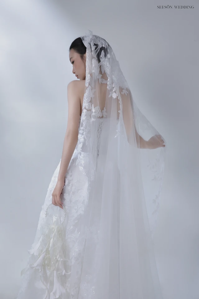 Váy cưới Fleurine LM-08 — Ren hoa 3D · tay ren dài · dáng A — SeesonWedding TP.HCM (ảnh 10/10)