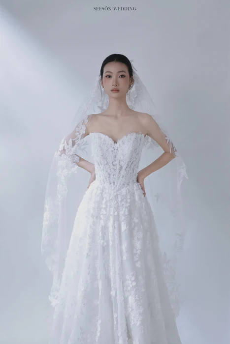 Váy cưới Fleurine (LM-08) — Ren hoa 3D · tay ren dài · dáng A — SeesonWedding TP.HCM
