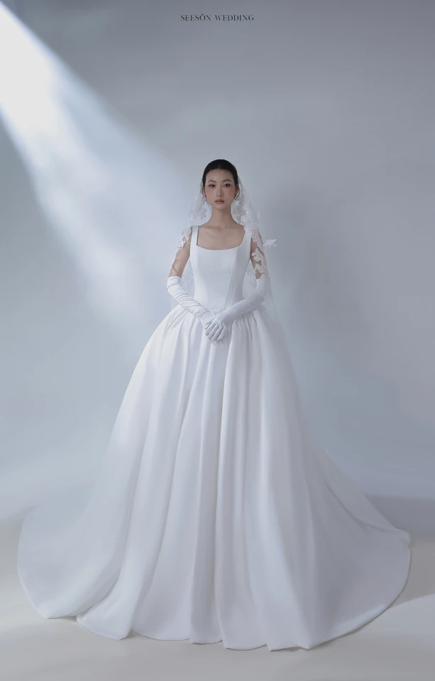 Váy cưới Colette LM-09 — Cổ vuông · satin bồng · hoa lily 3D — SeesonWedding TP.HCM (ảnh 1/10)