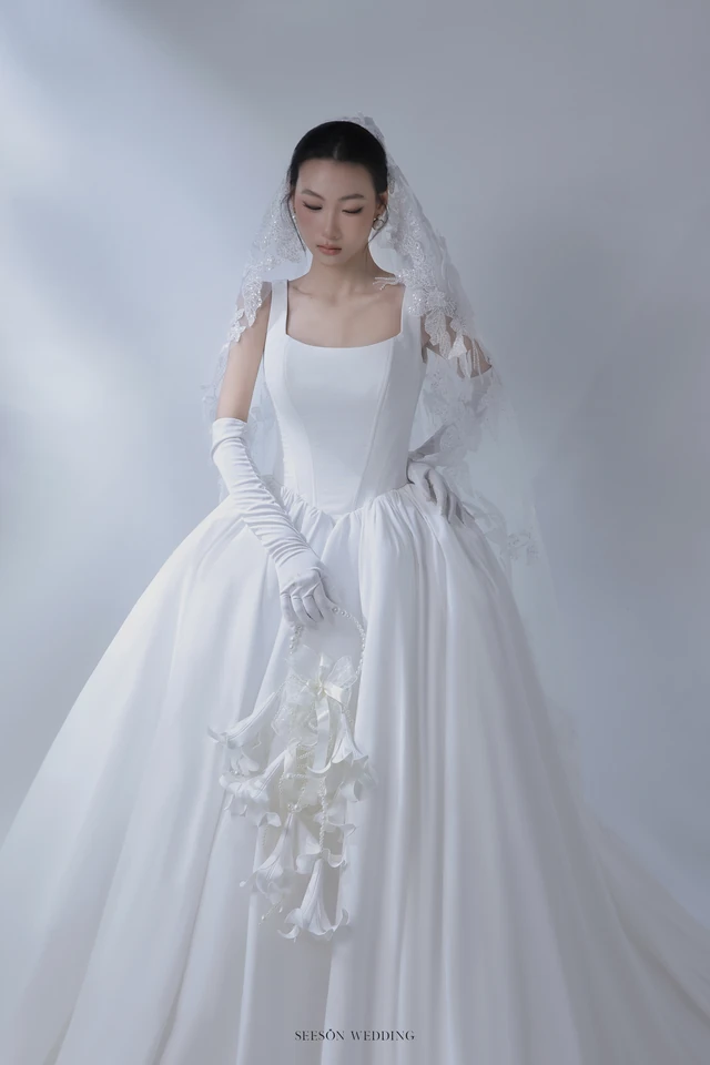 Váy cưới Colette LM-09 — Cổ vuông · satin bồng · hoa lily 3D — SeesonWedding TP.HCM (ảnh 3/10)
