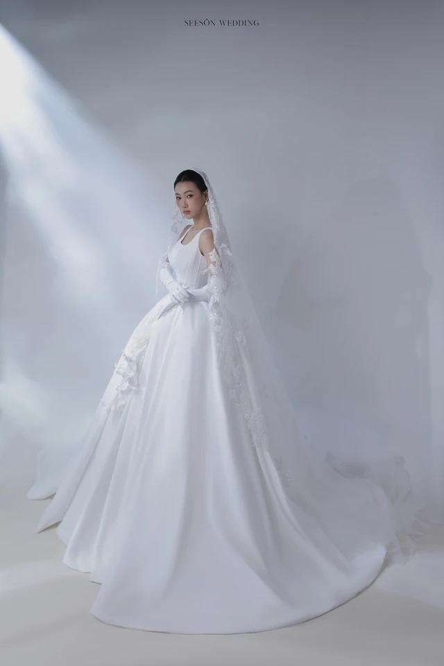 Váy cưới Colette LM-09 — Cổ vuông · satin bồng · hoa lily 3D — SeesonWedding TP.HCM (ảnh 5/10)
