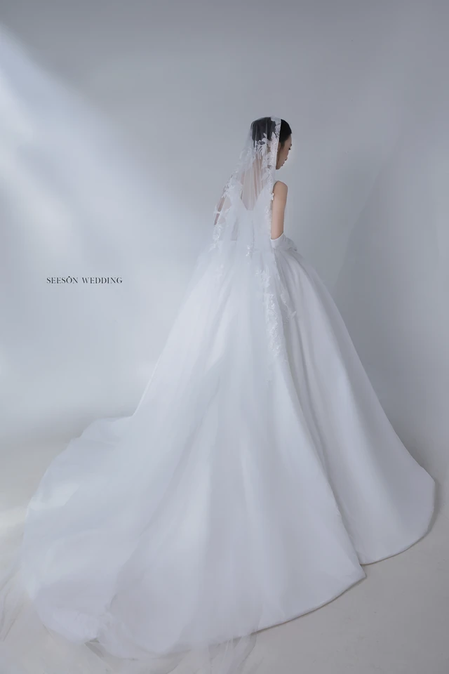Váy cưới Colette LM-09 — Cổ vuông · satin bồng · hoa lily 3D — SeesonWedding TP.HCM (ảnh 8/10)