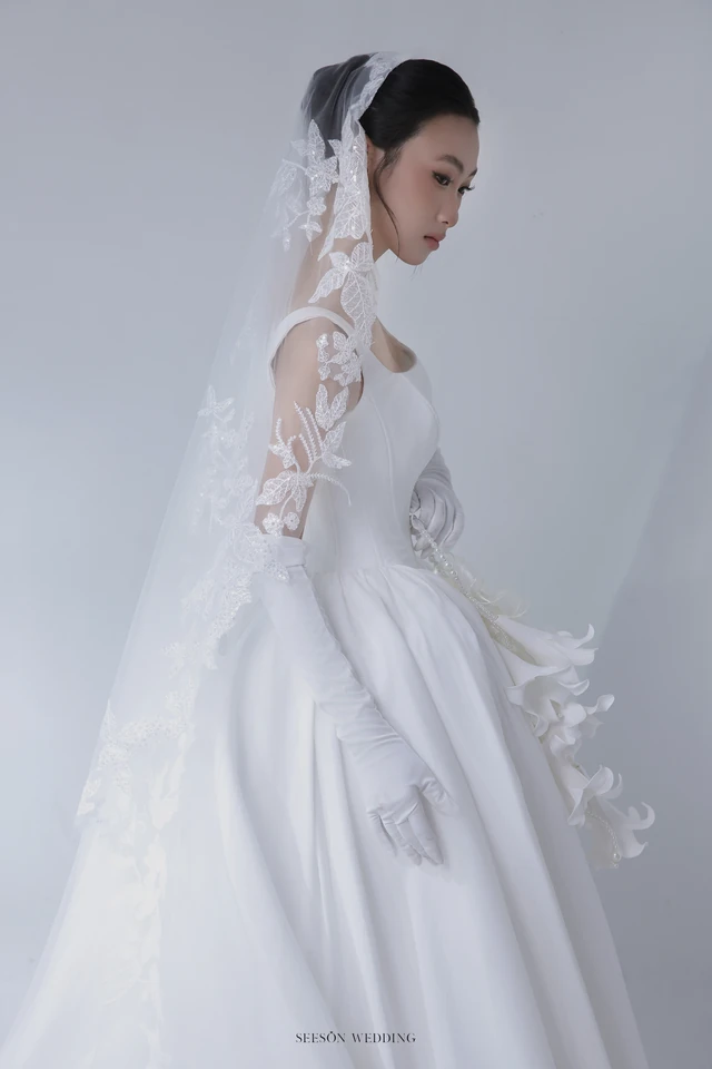 Váy cưới Colette LM-09 — Cổ vuông · satin bồng · hoa lily 3D — SeesonWedding TP.HCM (ảnh 10/10)
