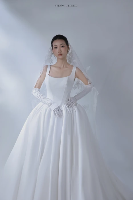 Váy cưới Colette (LM-09) — Cổ vuông · satin bồng · hoa lily 3D — SeesonWedding TP.HCM