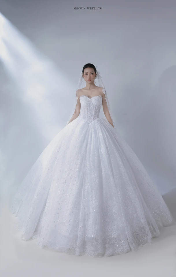Váy cưới Rêverie LM-10 — Ren kim tuyến · tùng siêu bồng — SeesonWedding TP.HCM (ảnh 1/5)