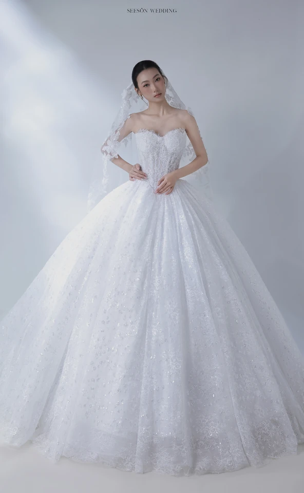 Váy cưới Rêverie LM-10 — Ren kim tuyến · tùng siêu bồng — SeesonWedding TP.HCM (ảnh 2/5)