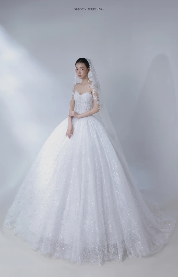 Váy cưới Rêverie LM-10 — Ren kim tuyến · tùng siêu bồng — SeesonWedding TP.HCM (ảnh 3/5)