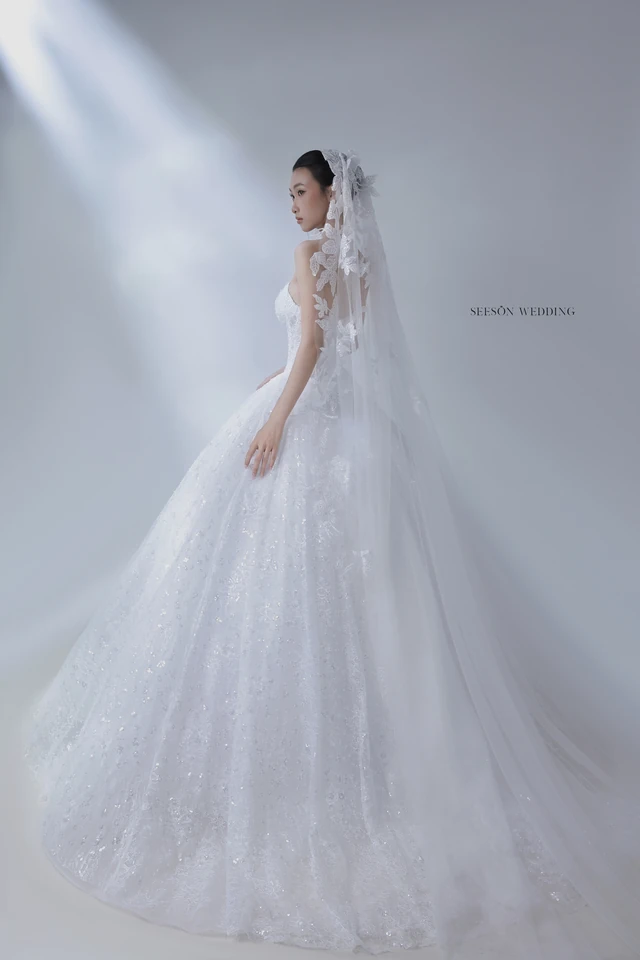 Váy cưới Rêverie LM-10 — Ren kim tuyến · tùng siêu bồng — SeesonWedding TP.HCM (ảnh 5/5)