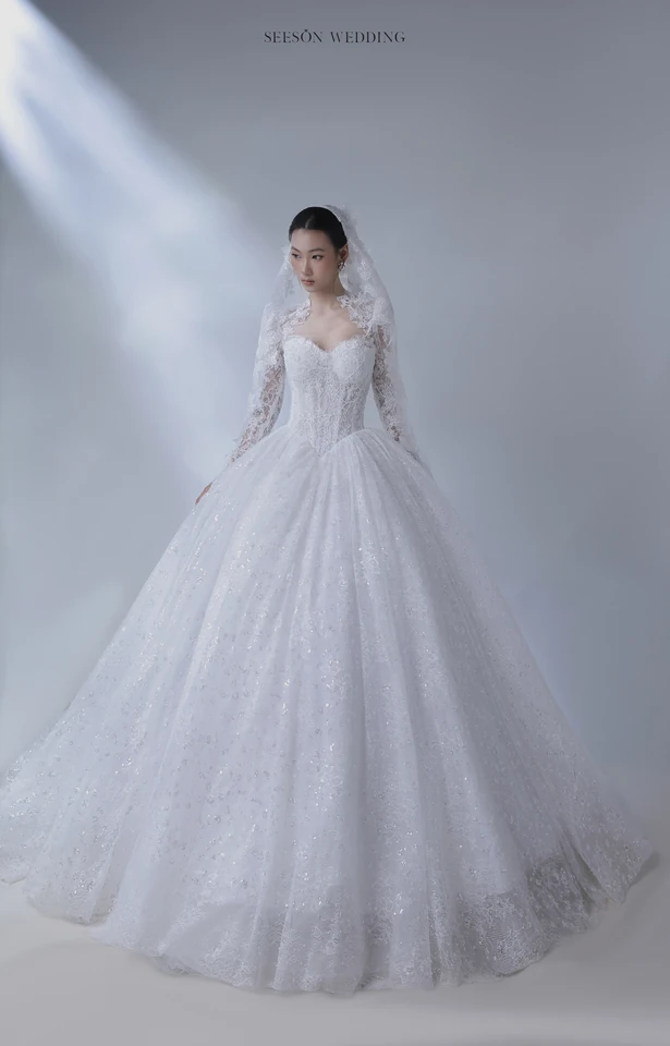 Váy cưới Dentelle LM-11 — Ren tay dài · lưng ren xuyên thấu — SeesonWedding TP.HCM (ảnh 1/4)