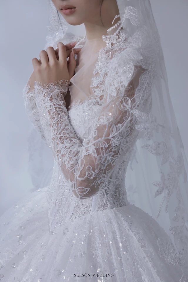Váy cưới Dentelle LM-11 — Ren tay dài · lưng ren xuyên thấu — SeesonWedding TP.HCM (ảnh 2/4)