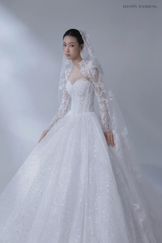 Váy cưới Dentelle LM-11 — Ren tay dài · lưng ren xuyên thấu — SeesonWedding TP.HCM (ảnh 3/4)