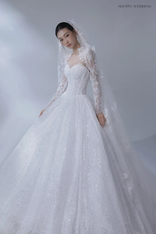 Váy cưới Dentelle LM-11 — Ren tay dài · lưng ren xuyên thấu — SeesonWedding TP.HCM (ảnh 4/4)