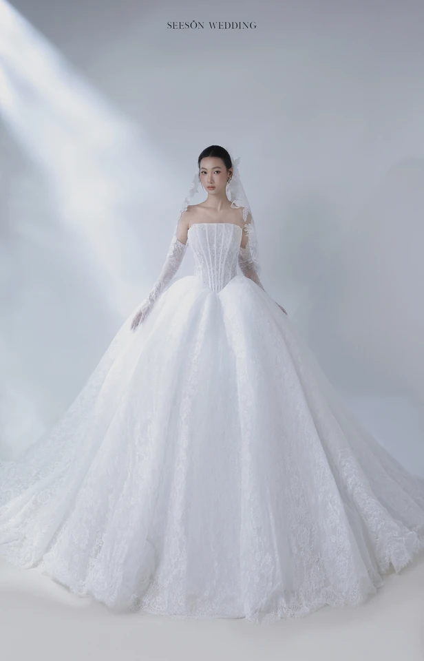 Váy cưới Marceline LM-12 — Corset xếp li · găng ren dài — SeesonWedding TP.HCM (ảnh 1/6)