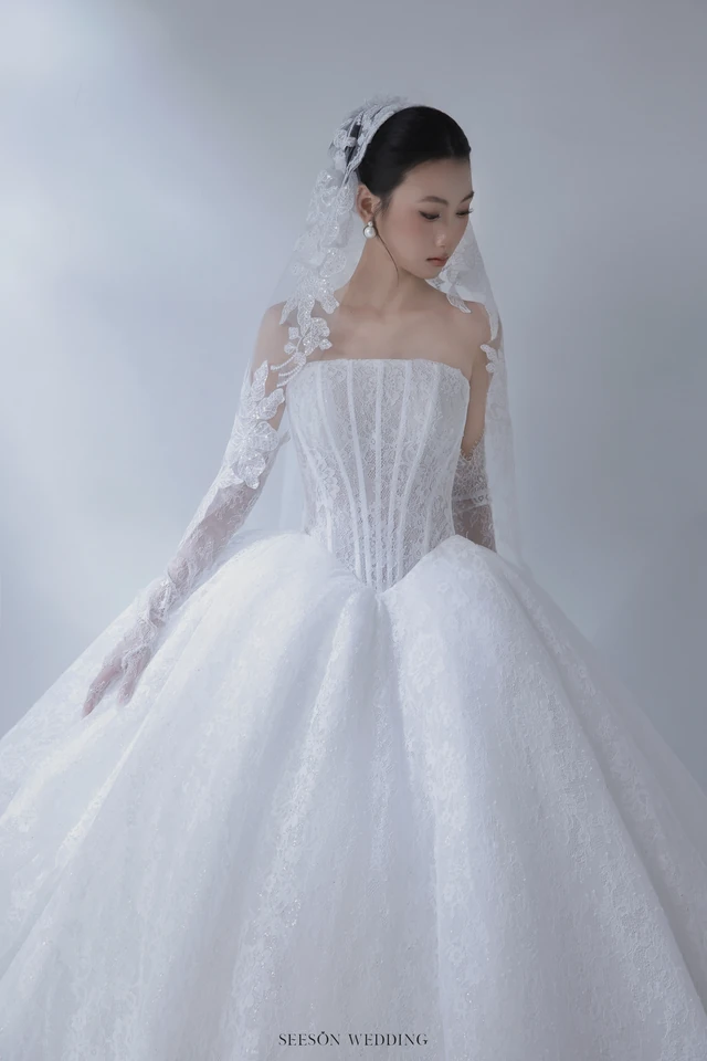 Váy cưới Marceline LM-12 — Corset xếp li · găng ren dài — SeesonWedding TP.HCM (ảnh 3/6)