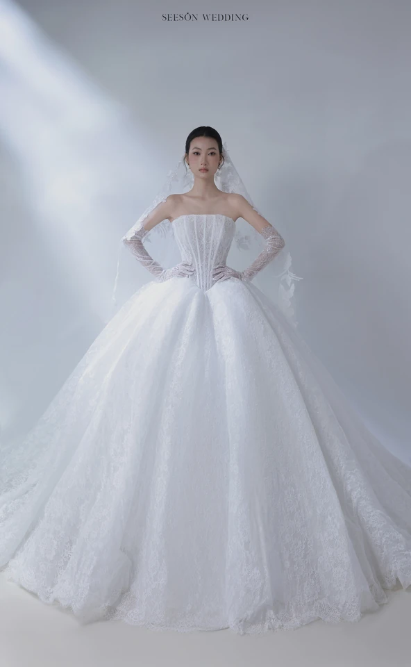 Váy cưới Marceline LM-12 — Corset xếp li · găng ren dài — SeesonWedding TP.HCM (ảnh 4/6)
