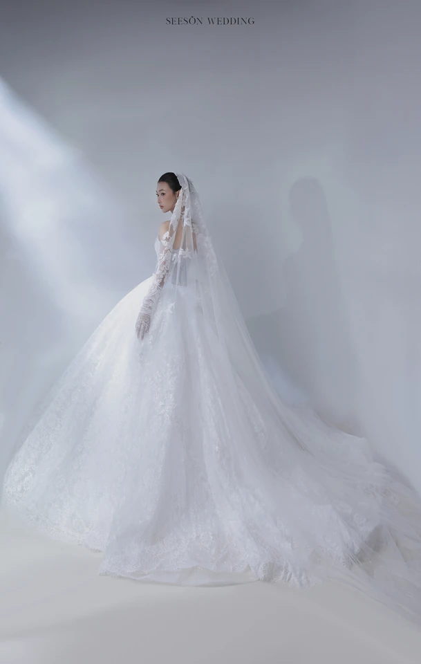 Váy cưới Marceline LM-12 — Corset xếp li · găng ren dài — SeesonWedding TP.HCM (ảnh 5/6)