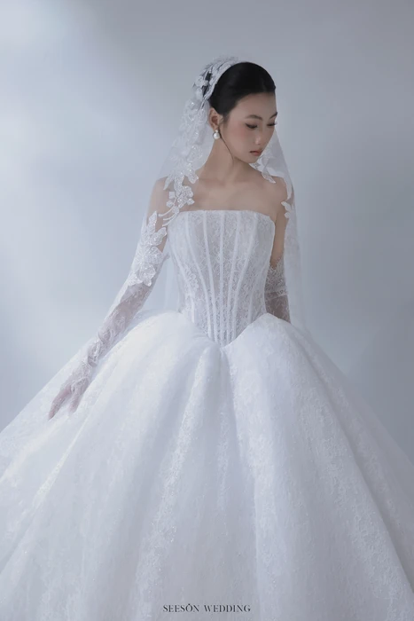 Váy cưới Marceline (LM-12) — Corset xếp li · găng ren dài — SeesonWedding TP.HCM