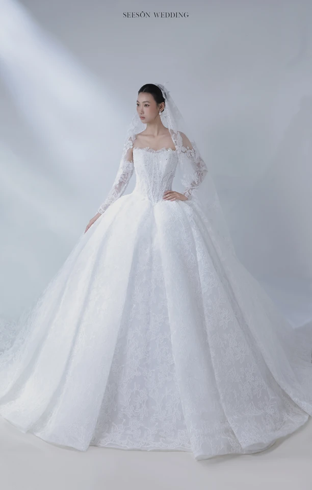 Váy cưới Amarante LM-13 — Ren hoa 3D · tay dài kết hoa — SeesonWedding TP.HCM (ảnh 1/9)