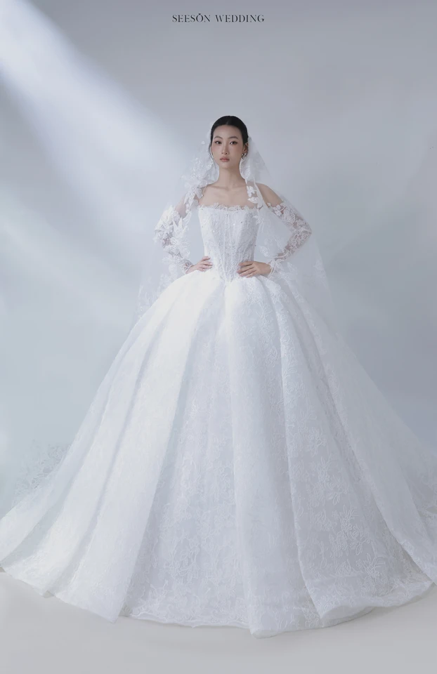 Váy cưới Amarante LM-13 — Ren hoa 3D · tay dài kết hoa — SeesonWedding TP.HCM (ảnh 2/9)