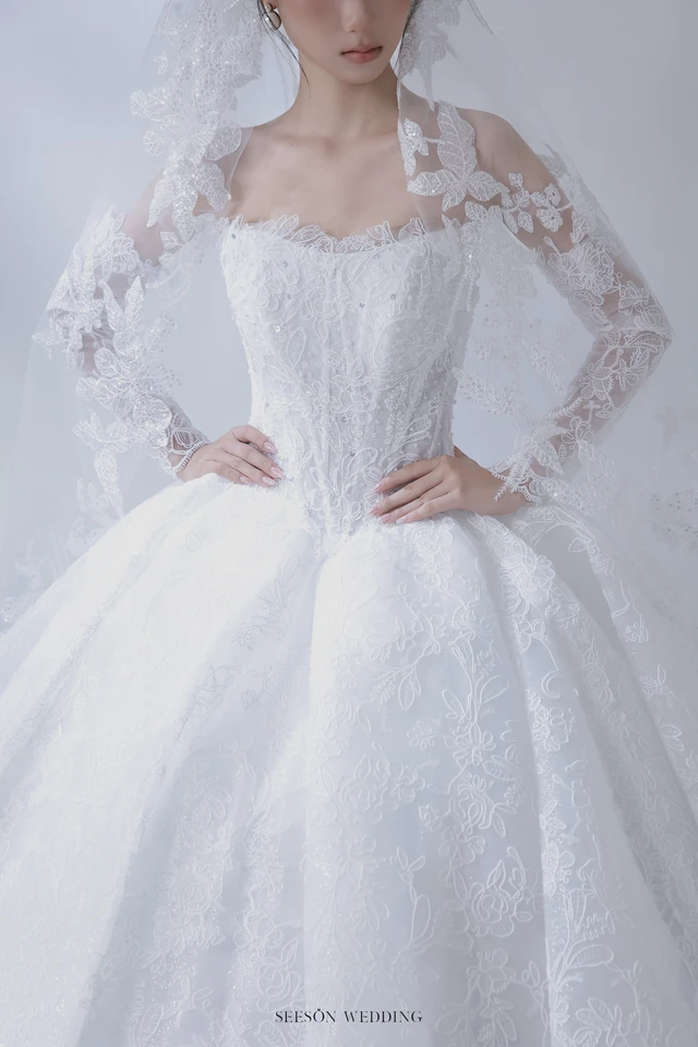Váy cưới Amarante LM-13 — Ren hoa 3D · tay dài kết hoa — SeesonWedding TP.HCM (ảnh 4/9)