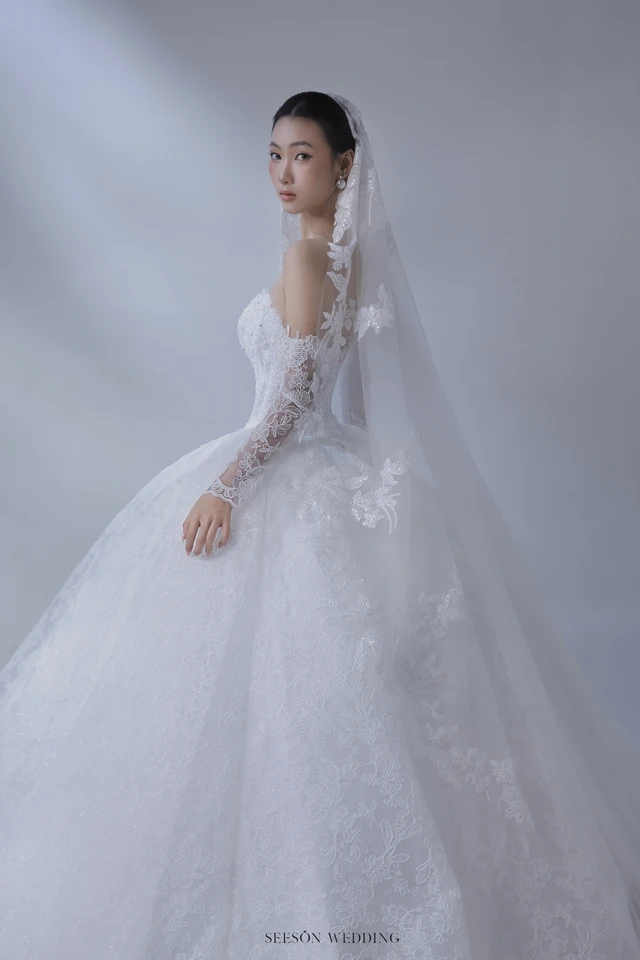 Váy cưới Amarante LM-13 — Ren hoa 3D · tay dài kết hoa — SeesonWedding TP.HCM (ảnh 7/9)