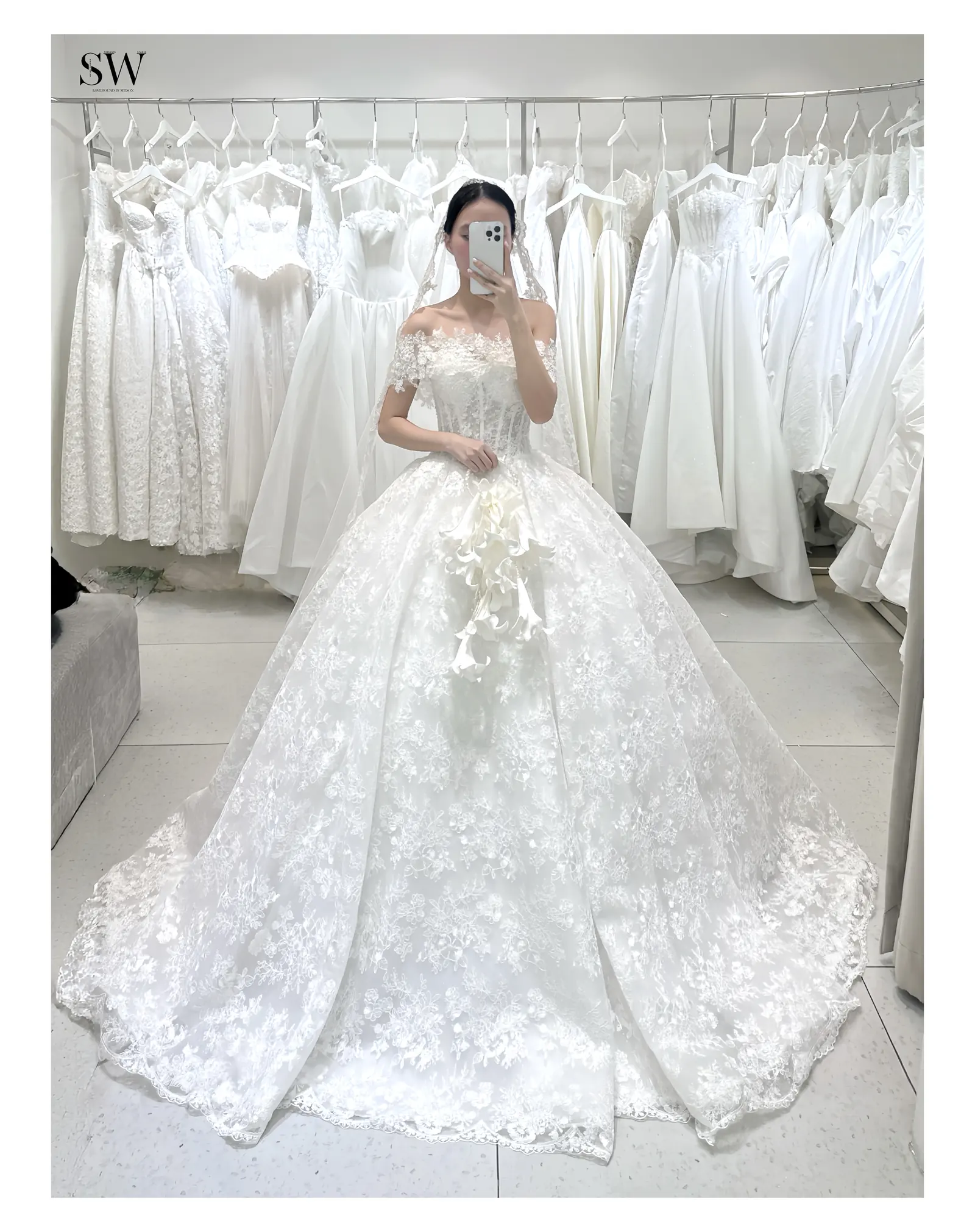 Váy cưới Thương (NH-04) — Ren hoa, tay trễ vai (off-shoulder) — SeesonWedding TP.HCM (ảnh 3/4)