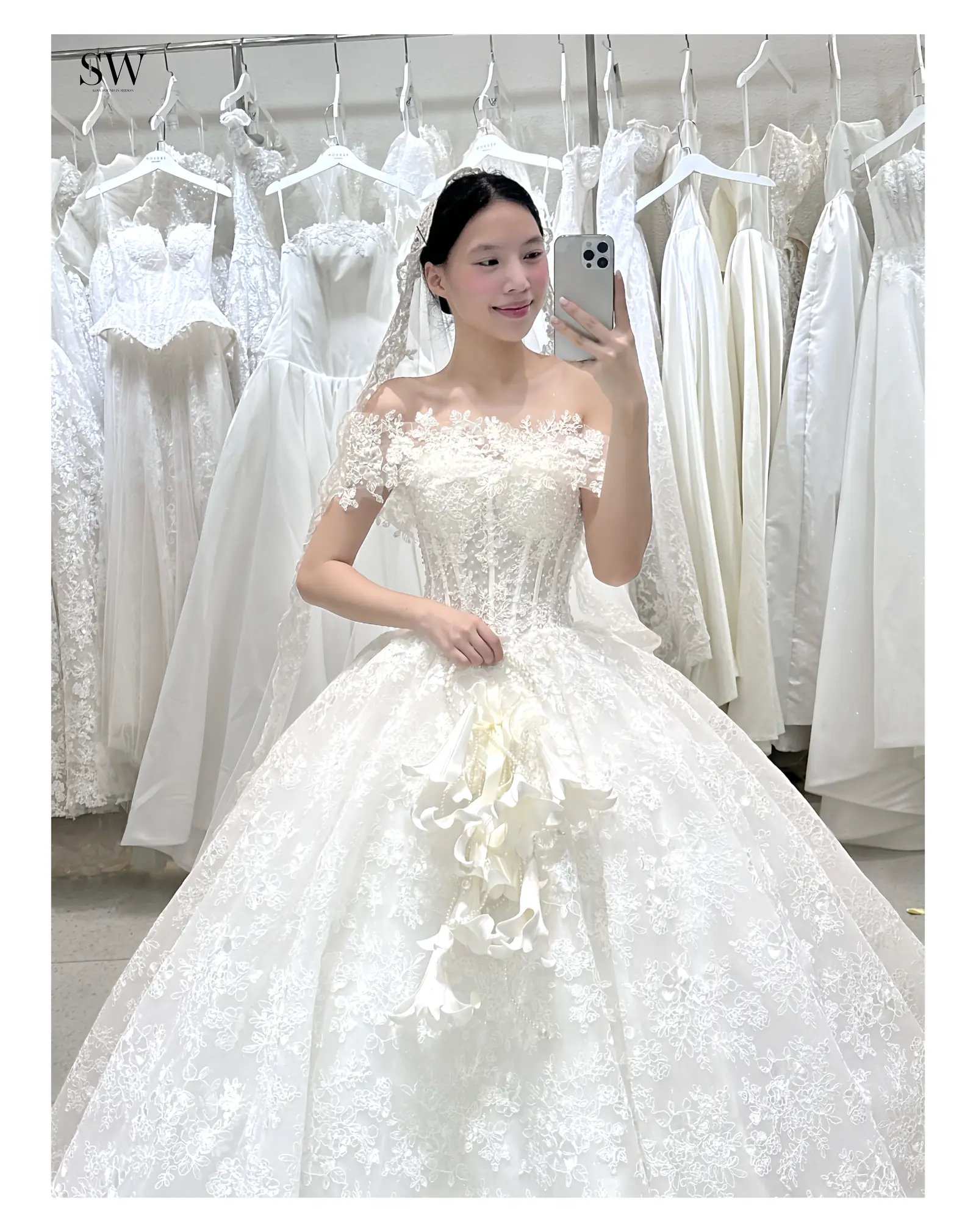 Váy cưới Thương (NH-04) — Ren hoa, tay trễ vai (off-shoulder) — SeesonWedding TP.HCM (ảnh 4/4)