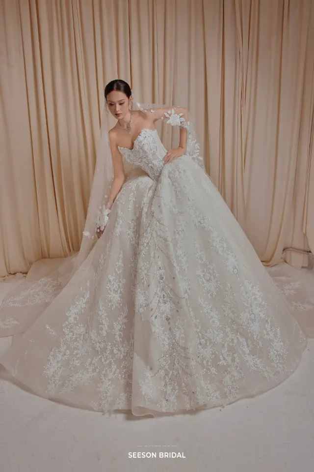 Váy cưới Mai SG-01 — Ren hoa thêu nổi · đuôi dài phủ ren — SeesonWedding TP.HCM (ảnh 1/1)