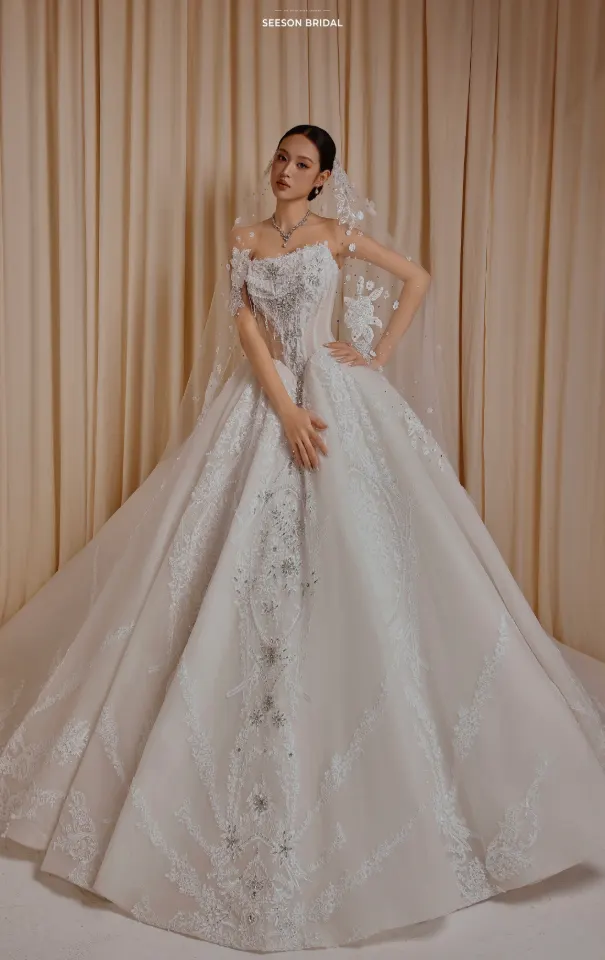 Váy cưới Ngàn SG-02 — Cúp ngực cánh hoa · đính đá dọc thân — SeesonWedding TP.HCM (ảnh 1/1)