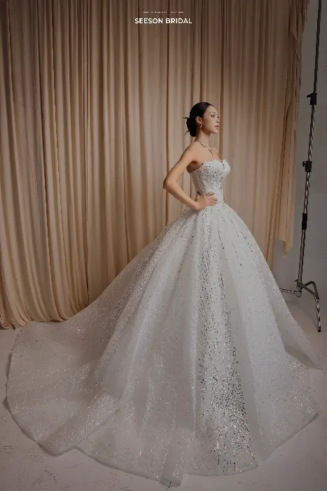 Váy cưới Khói (SG-03) — Cúp ngang ôm eo · kim tuyến rải tùng — SeesonWedding TP.HCM
