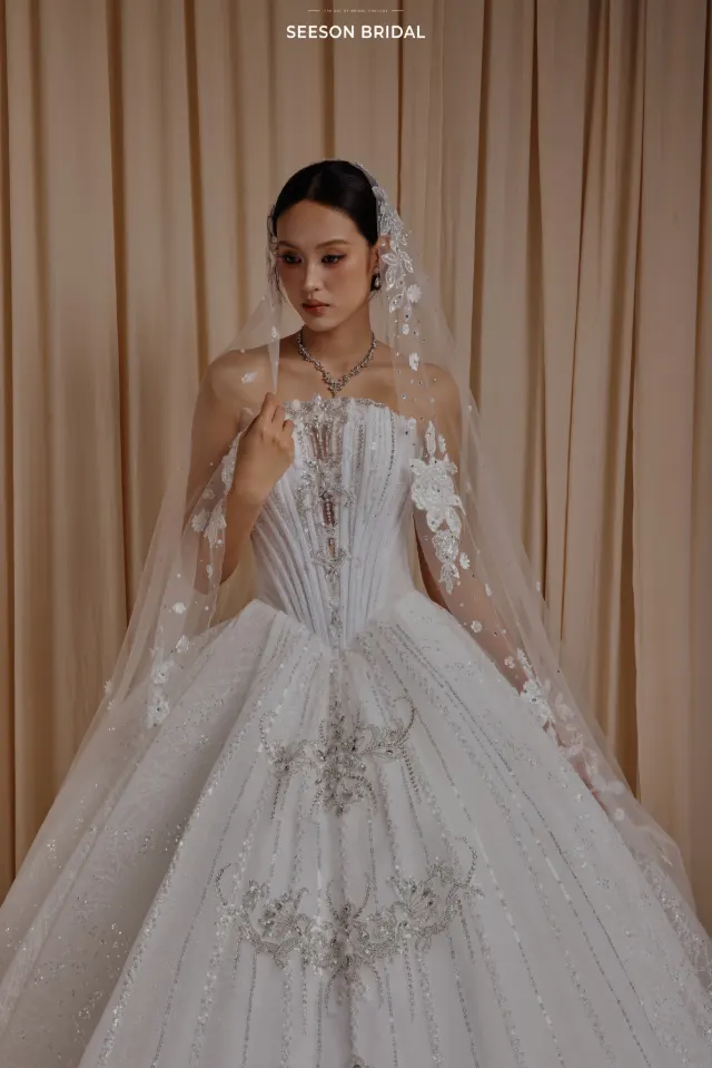 Váy cưới Tinh SG-04 — Corset xương dọc · đính kết hoa bạc — SeesonWedding TP.HCM (ảnh 1/3)