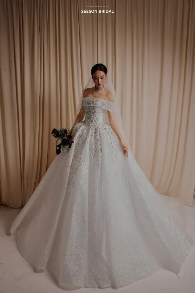 Váy cưới Lam SG-06 — Trễ vai bản to · kết cườm thân trên — SeesonWedding TP.HCM (ảnh 1/1)