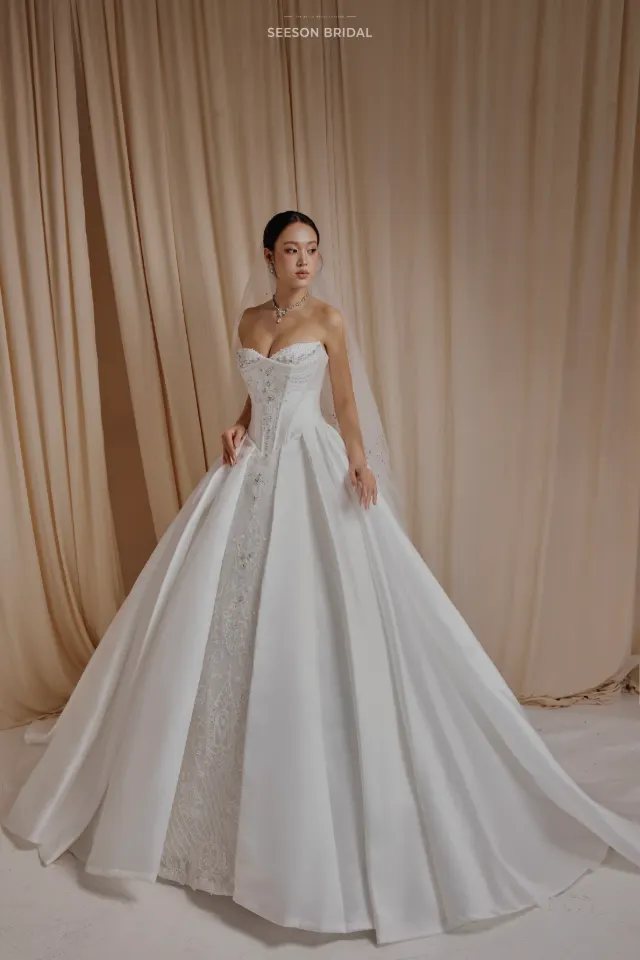 Váy cưới Lụa SG-08 — Satin trơn · đuôi xoè tròn — SeesonWedding TP.HCM (ảnh 2/5)