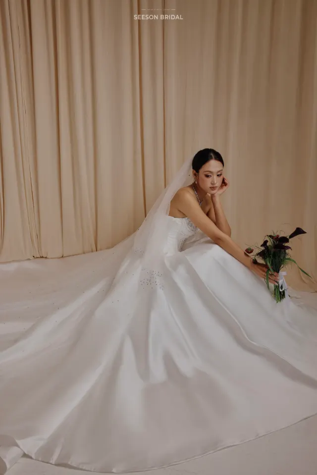 Váy cưới Lụa SG-08 — Satin trơn · đuôi xoè tròn — SeesonWedding TP.HCM (ảnh 4/5)