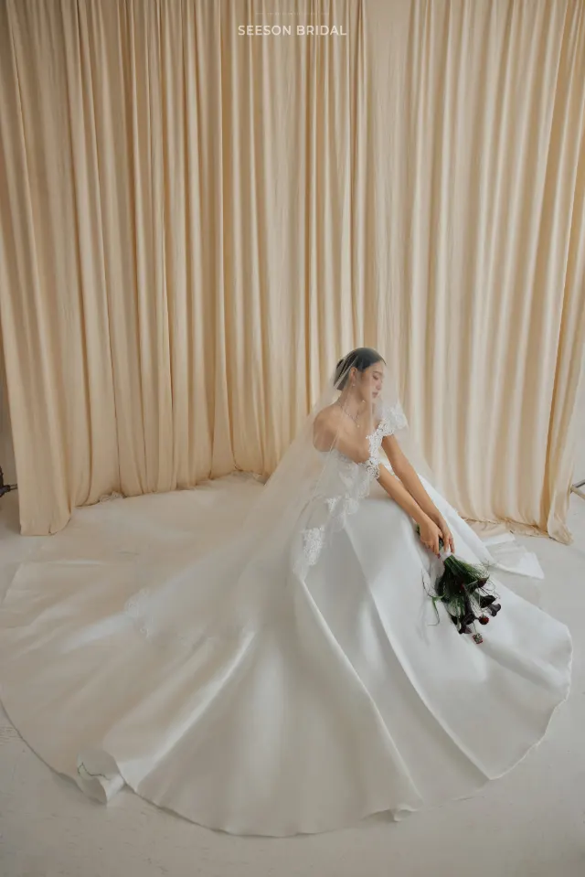 Váy cưới Lụa SG-08 — Satin trơn · đuôi xoè tròn — SeesonWedding TP.HCM (ảnh 5/5)