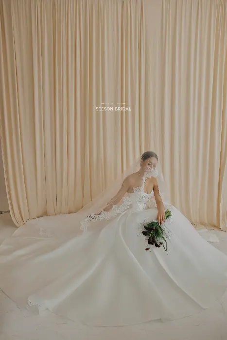 Váy cưới Lụa (SG-08) — Satin trơn · đuôi xoè tròn — SeesonWedding TP.HCM