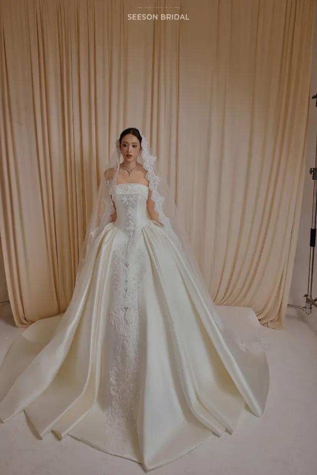 Váy cưới Ngà SG-09 — Satin cổ ngang · dải đính đá giữa thân — SeesonWedding TP.HCM (ảnh 1/1)