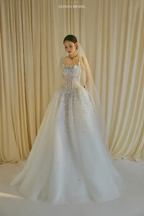 Váy cưới Sao (SG-10) — Cổ vuông · đá rơi trên voan — SeesonWedding TP.HCM