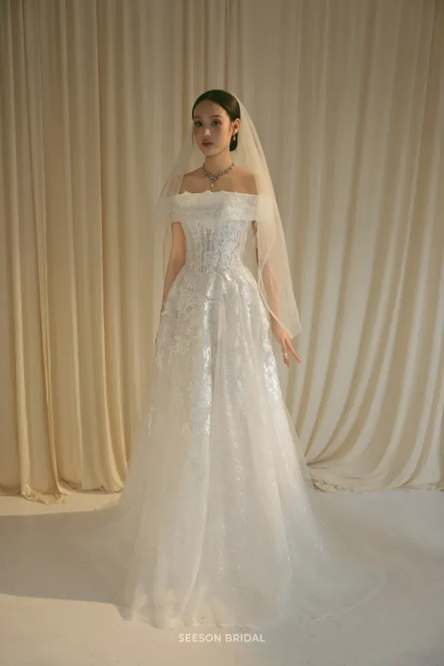 Váy cưới Sớm SG-13 — Trễ vai ren · dáng chữ A — SeesonWedding TP.HCM (ảnh 1/2)
